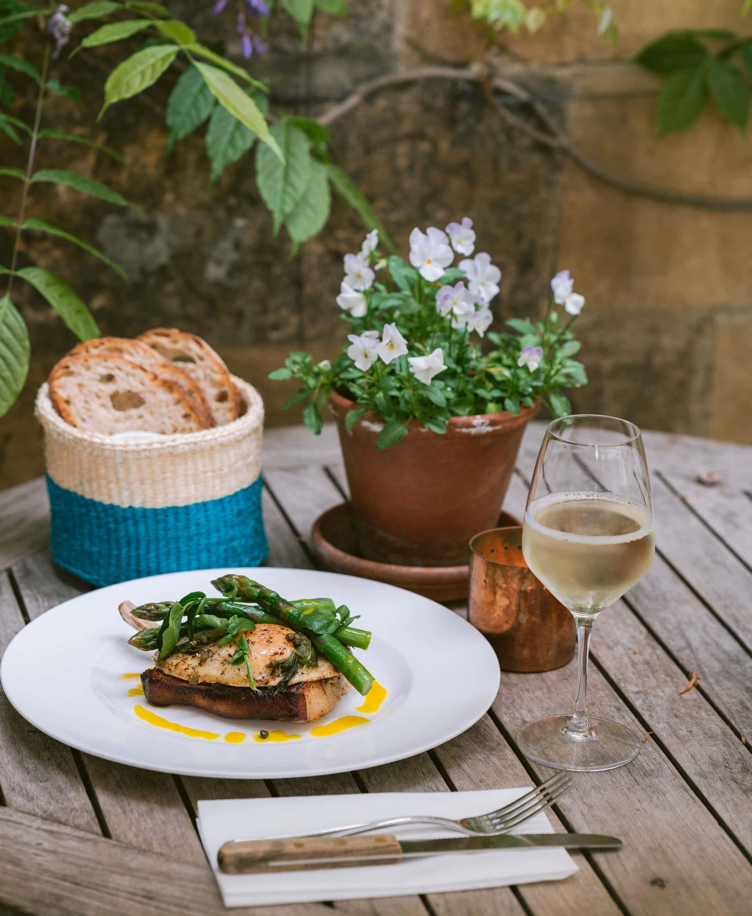 0061-2022-Parsonage-Grill-Oxford-High-Res-Outdoor-Dining-Pork-Cutlet-White-Wine-Bread-Wisteria-Web-Hero-aspect-ratio-2560-3118