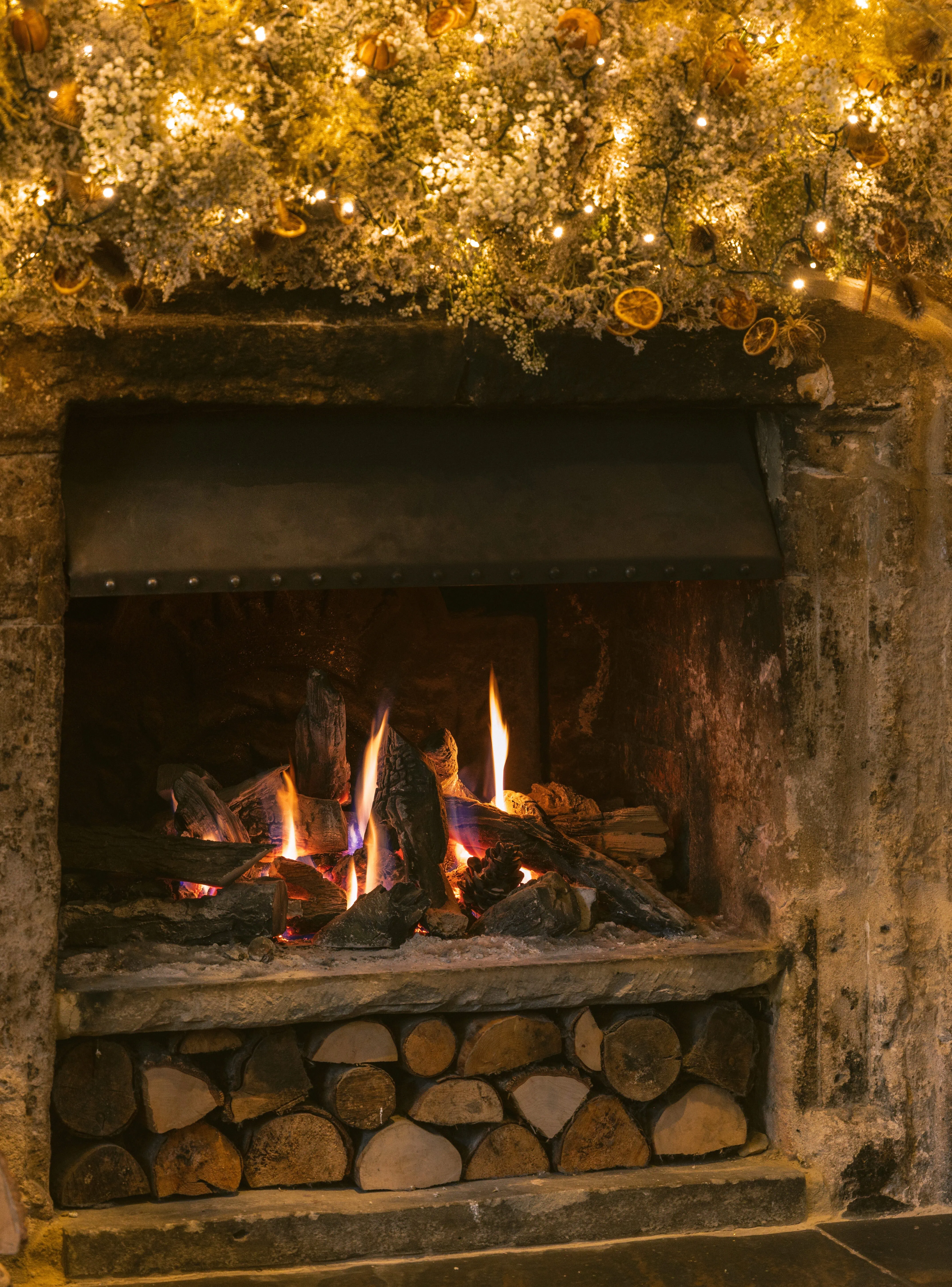 S7R00652-2022-Parsonage-Grill-Oxford-High-Res-Festive-Fireplace-aspect-ratio-4290-5796